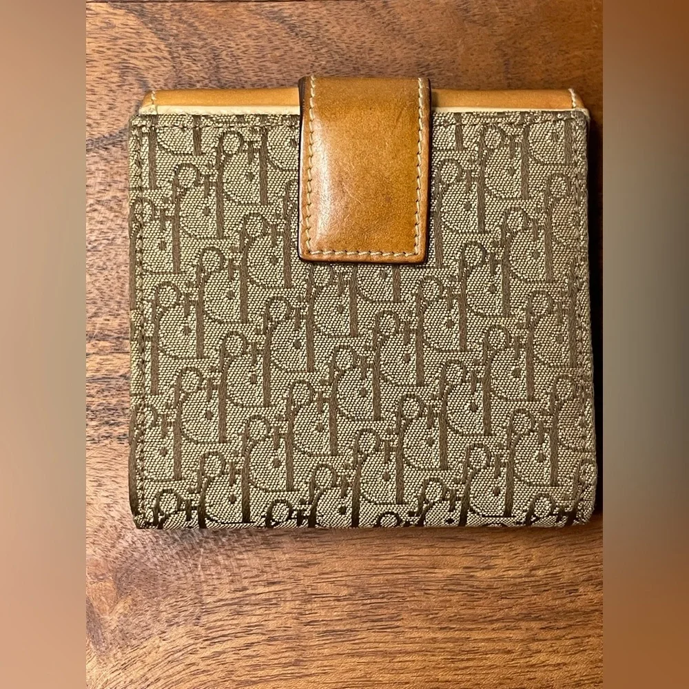 Dior authentic compact